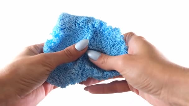 As mãos femininas moldam-se da plasticina azul arejada clara multicolorida, desenvolvendo atividades de crianças. — Vídeo de Stock