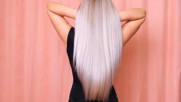 Lange blonde Haare eines jungen Mädchens, Rückansicht. Haarpflegekonzept. — Stockfoto