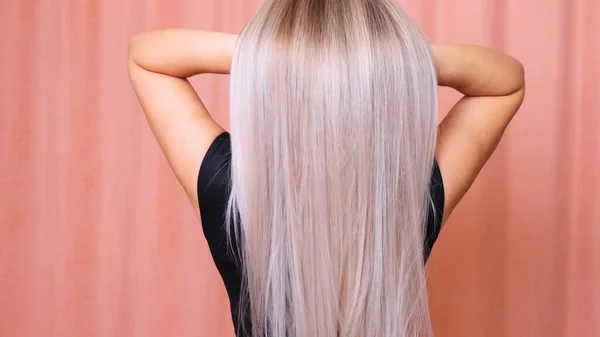 Hermoso cabello rubio largo hembra. teñido ondulado pelo rubio blanco fondo, teñido, extensiones, tratamiento — Foto de Stock