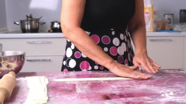 Khachapuri hazırlığı için hamur hazırlama süreci