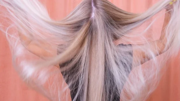 Красиве здорове довге пряме світле волосся крупним планом. Фарбований білий світле волосся фон, розмальовки, розширення, ліки, концепція лікування — стокове фото
