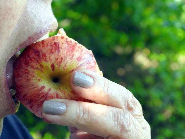 dişlerin arasına elinde bir elma