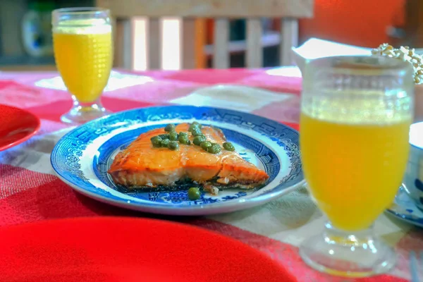 tamamlayıcı yemekler ile ızgara somon