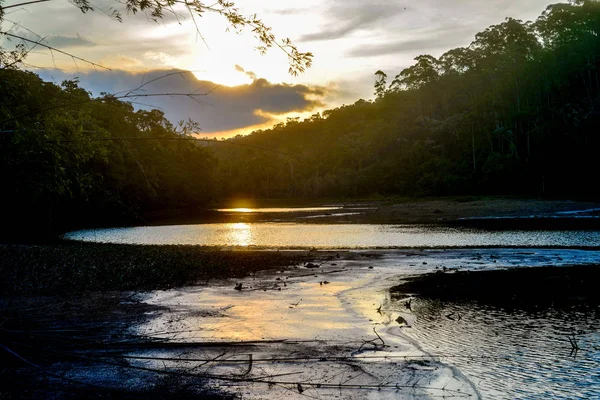 dere suyuna yansıyan gün batımı ışığı