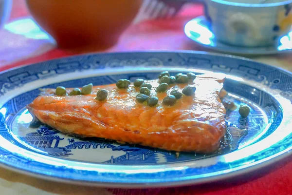 tamamlayıcı yemekler ile ızgara somon