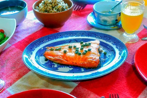 tamamlayıcı yemekler ile ızgara somon