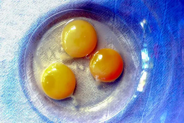 bir hamur hazırlama için bir kapta yumurta