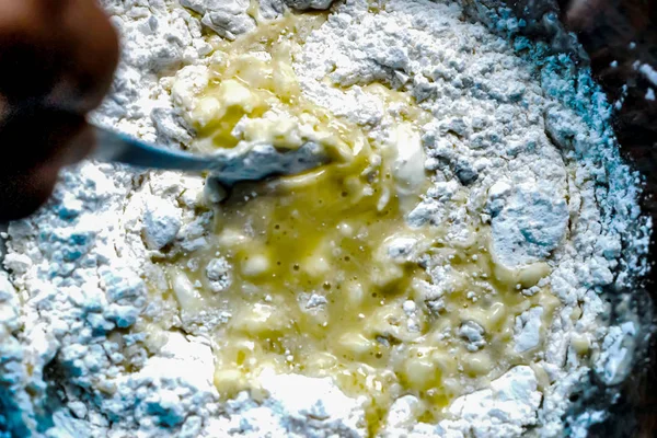 bir kapta un ile hamur hazırlama