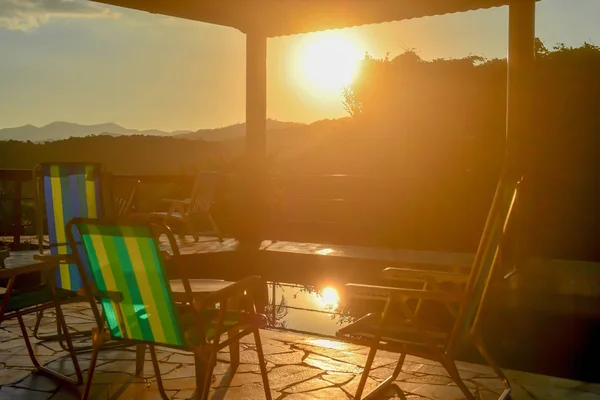 zina ile yüzme havuzunda gün batımı