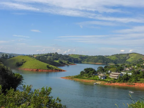 Güneşli günde denizcilik aktiviteleri