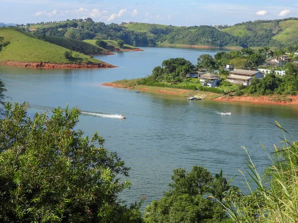 Güneşli günde denizcilik aktiviteleri