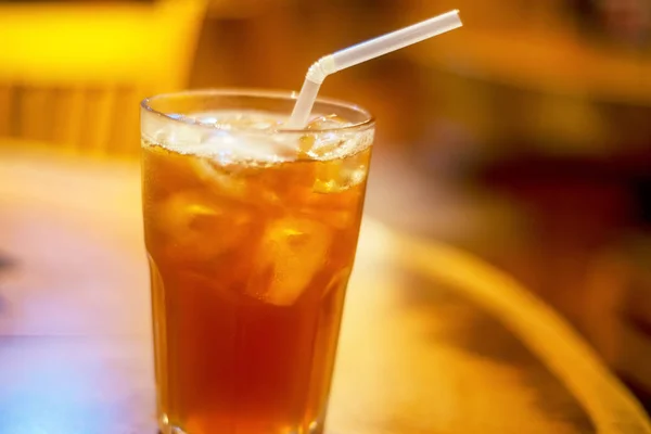 Bir bardak buzlu limon çayının yakın çekim