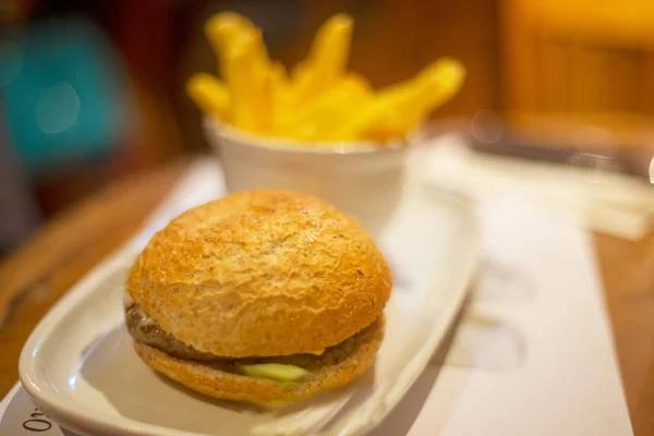 Arka planda patates kızartması ile Burger