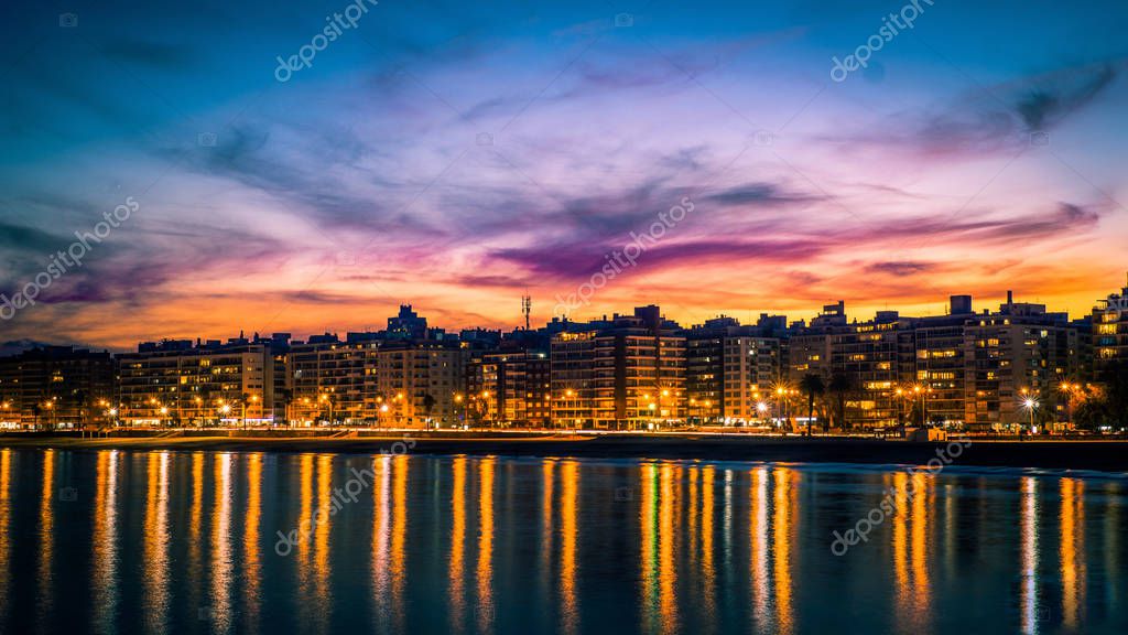 Puesta de sol sobre Montevideo, contraste de colores y reflejo de la