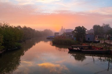 Güzel açık kahverengi gündoğumu Nehri. Vilkovo sabah.