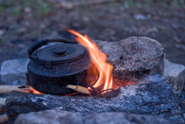 Kamp ve turistik donatımı. Kahvaltı ve akşam yemeği uzun bir yürüyüş için. Yemek yemek tehlikede. Kampanya çanak çömlek. Yemek tehlikede.