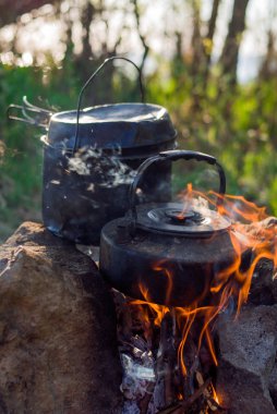 Kamp ve turistik donatımı. Kahvaltı ve akşam yemeği uzun bir yürüyüş için. Yemek yemek tehlikede. Kampanya çanak çömlek. Yemek tehlikede.