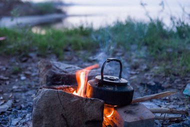 Kamp ve turistik donatımı. Kahvaltı ve akşam yemeği uzun bir yürüyüş için. Yemek yemek tehlikede. Kampanya çanak çömlek. Yemek tehlikede.