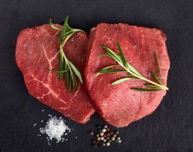 Siyah arka plan üzerine biberiye ile taze çiğ et