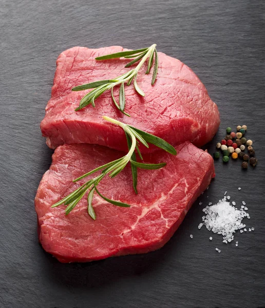 Dos Filetes Carne Cruda Con Romero Sal Sobre Fondo Piedra — Foto de Stock