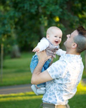 Baba ve bir parkta küçük oğul