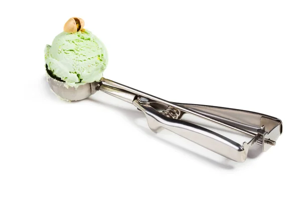 冰淇淋勺与开心果甜点隔绝白色背景 — 图库照片