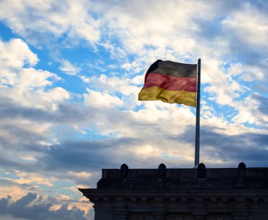 Alman bayrağı bulutlu gökyüzü arka plan üzerinde. Berlin. Almanya