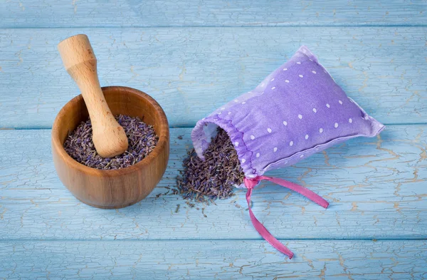 Lavanda Seca Brotos Tigela Saqueta Com Ele Fundo Madeira Azul — Fotografia de Stock