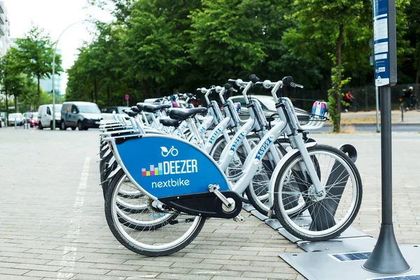 Berlín Alemania Julio 2018 Bicicletas Aparcadas Una Estación Para Compartir Fotos de stock libres de derechos