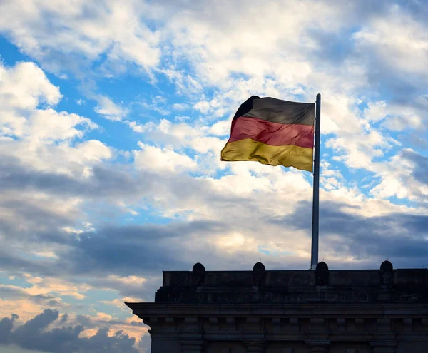 Bandeira Alemã Fundo Céu Nublado Berlim Alemanha Fotos De Bancos De Imagens Sem Royalties