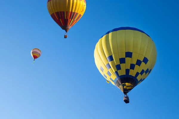 Globos Aire Caliente Cielo Azul Verano Fotos de stock libres de derechos