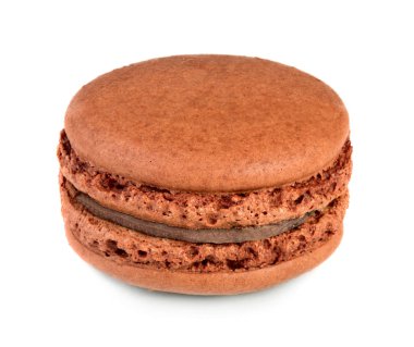 Beyaz arka plan üzerinde izole çikolatalı pasta macaron tatlı