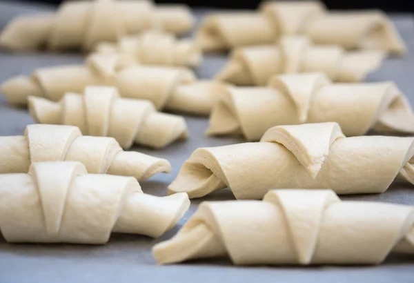 Impasti Croissant Forma Crudo Stagionato Sulla Teglia Forno — Foto Stock