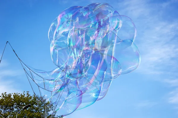 Seifenblase in der Luft mit blauem Himmel — Stockfoto