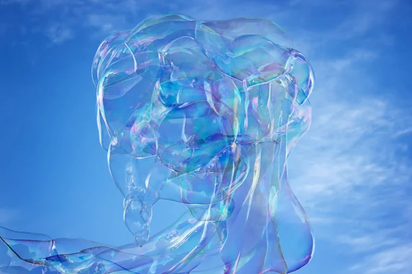 Bańka mydlana w powietrzu z błękitnym niebem — Zdjęcie stockowe