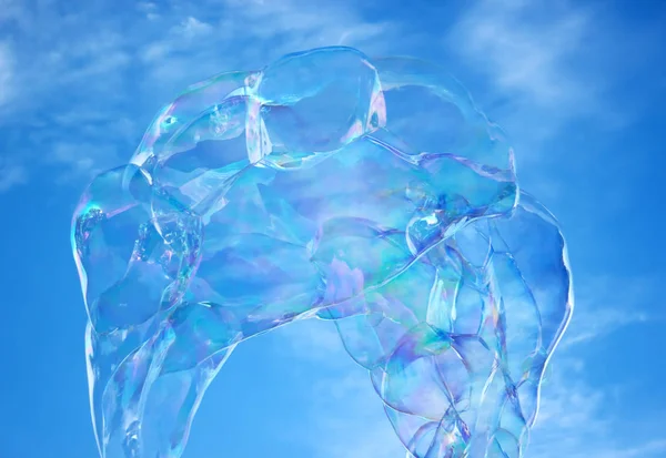 Bańka mydlana w powietrzu z błękitnym niebem — Zdjęcie stockowe