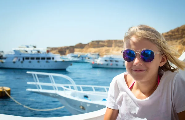 Mladá dívka na lodi — Stock fotografie