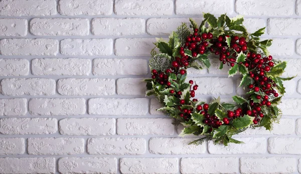 Christmas wreath on brick wall background — Stock Photo, Image
