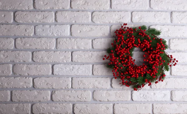 Christmas wreath on brick wall background — Stock Photo, Image