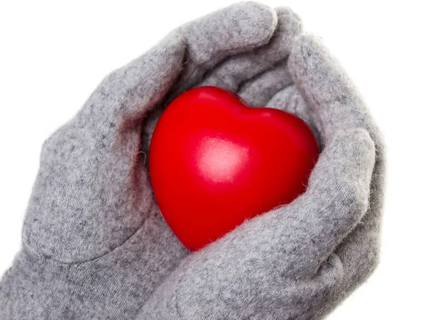 Corazón rojo en manos de mujer — Foto de Stock