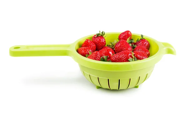 Verse Rijpe Aardbeien Vergiet Geïsoleerd Witte Achtergrond — Stockfoto