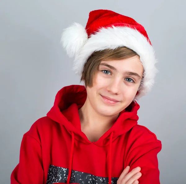 Portret Van Een Jonge Jongen Met Een Rode Kerstmuts — Stockfoto