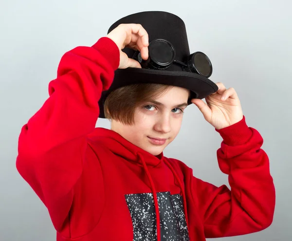 Ευτυχισμένο Αγόρι Που Φοράει Γυαλιά Ατμού Και Καπέλο — Φωτογραφία Αρχείου