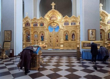 Tapınakta hizmet müminler, iç görünümü.