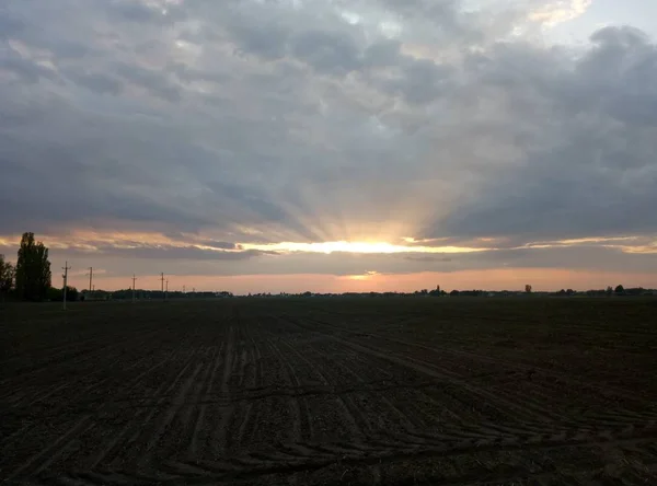 Amanecer Sol Pone Detrás Las Nubes Cielo Está Oscuro —  Fotos de Stock