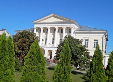 Leningradskaya caddesinde sütunlu ev. Tambov.