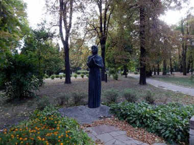 Bir kız heykeli. Park. Kiev.