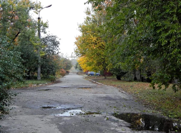 Paisagem Uma Aldeia Com Uma Estrada Terra Outono — Fotografia de Stock