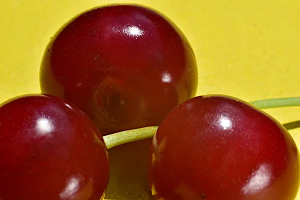 Reife Früchte Roter Kirschen Liegen Auf Einem Gelben Tisch Hochwertiges — Stockfoto