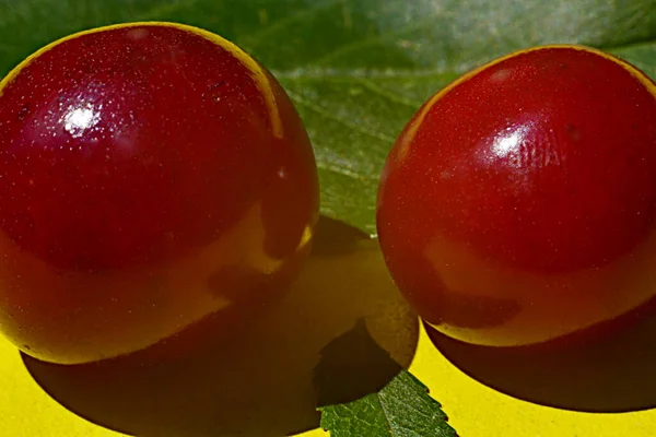 Reife Früchte Roter Kirschen Liegen Auf Einem Gelben Tisch Hochwertiges — Stockfoto